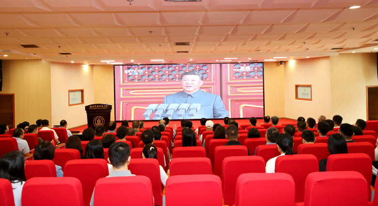 集体收看阅兵式.jpg