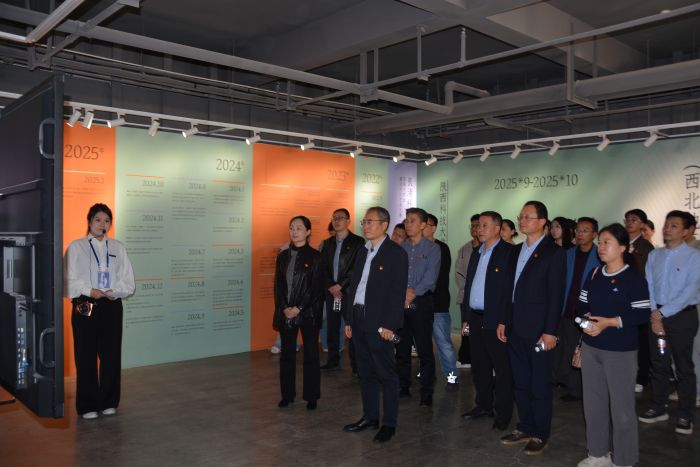 参观“良渚杯”首届大学生廉洁文化艺术大赛优秀作品巡展.JPG