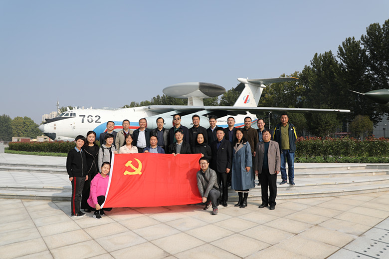 d333f7ce68c246a69cbbf7732e000700.jpg 在中国航空工业功勋飞机园合影_副本.jpg