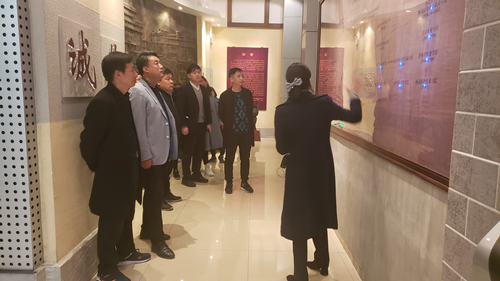 在校史纪念馆开展现场教学.jpg
