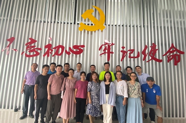410d9b4b4d5e4f94abec8f440684288c.jpg 合影.jpg