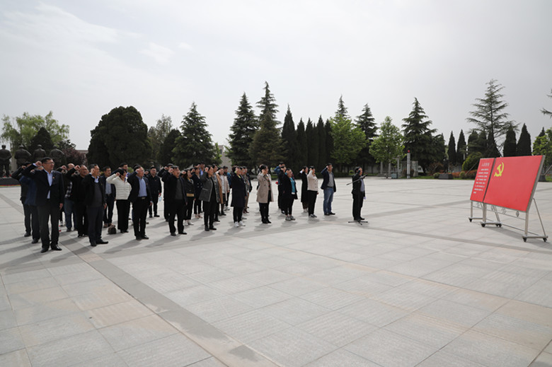 66d73671663f469bbaecc3197a13b596.jpg 重温入党誓词.jpg