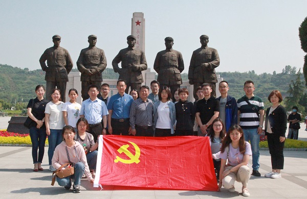 革命纪念碑前合影留念.jpg