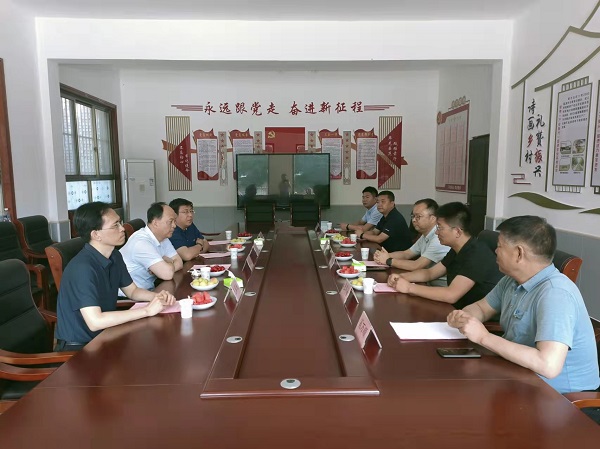 0e8ab730e76f42d2b16daaa7a5bfd143.jpg 与南沟社区有关领导座谈.jpg