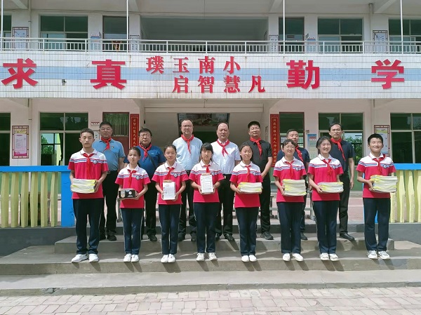 4cd395ebf9ea4f06a4c7aa895d01959a.jpg 为南沟社区小学学生送上六一儿童节礼物.jpg