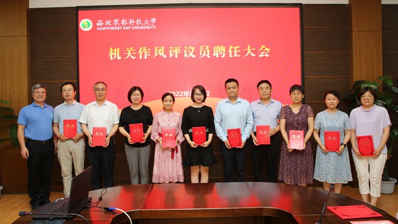 6c2cae0ca20f4a199be68b001d329ab2.jpg 颁发聘书3.jpg