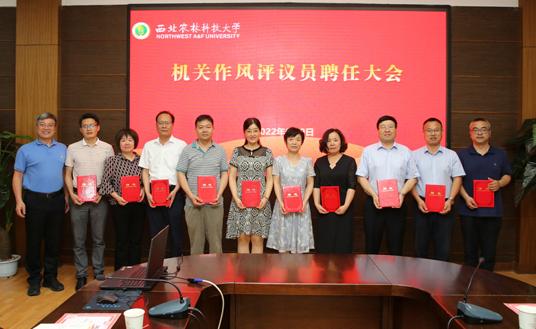 bb3ae9cbce094b2f82ec42dff2790b2d.jpg 颁发聘书1.jpg