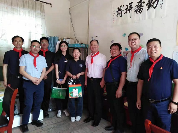 c65e7524fa674a30a943bbaf437dbce5.jpg 看望慰问支教学生.jpg