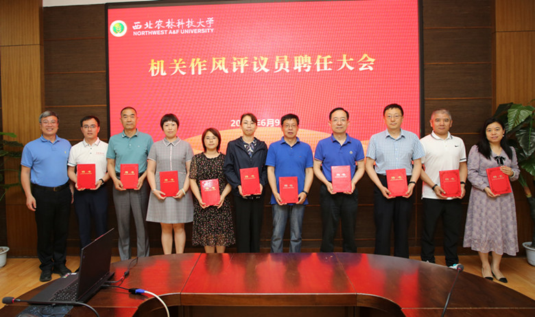 ca4b7a999922435baeafc66abb92846c.jpg 颁发聘书2.jpg